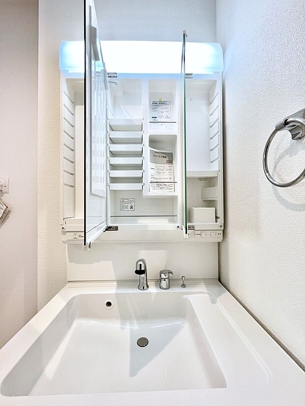 【三面鏡裏収納】三面鏡の裏に、化粧品や衛生用品などを収納可能。洗面台をすっきりと保ちます!