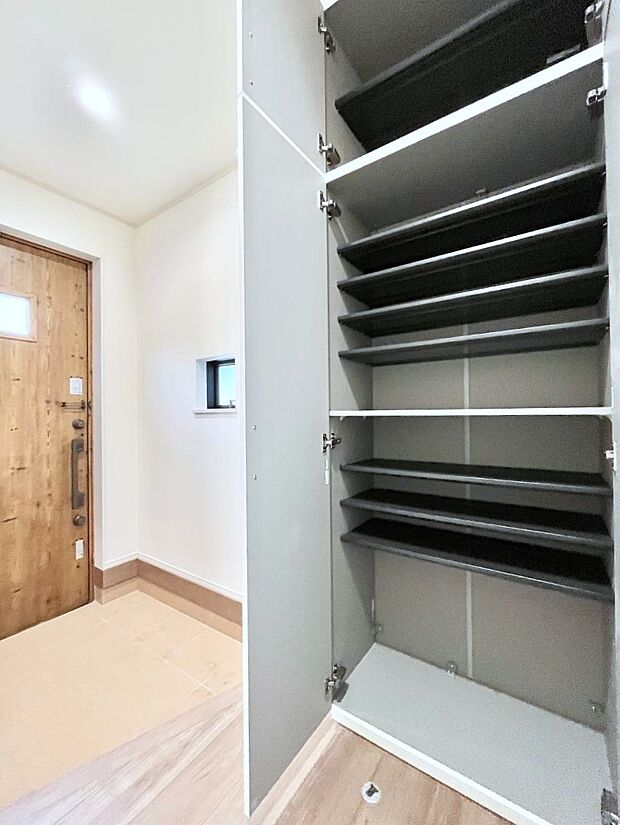 【玄関】天井まである玄関収納で、家族全員の靴もすっきり収納!