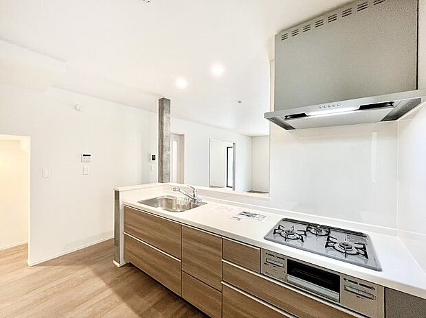 【ダイニングキッチン】リビングで遊ぶお子様を見守りながらお料理ができる対面キッチン。