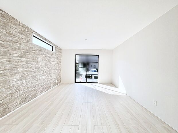 【リビングダイニング】アクセントクロスがお洒落なリビング。家族でのんびりくつろげる広々スペース。