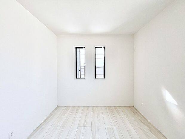 【寝室】窓からのやさしい光が心地よいプライベートルーム