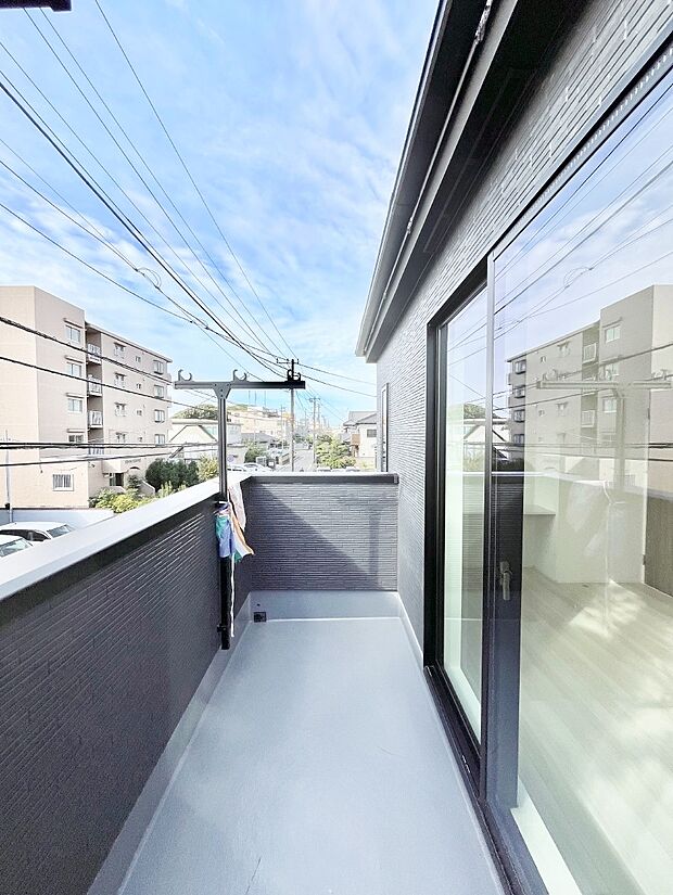 【バルコニー】暖かな陽光が降り注ぐバルコニーはお洗濯におすすめ。爽やかな風も心地よいです。