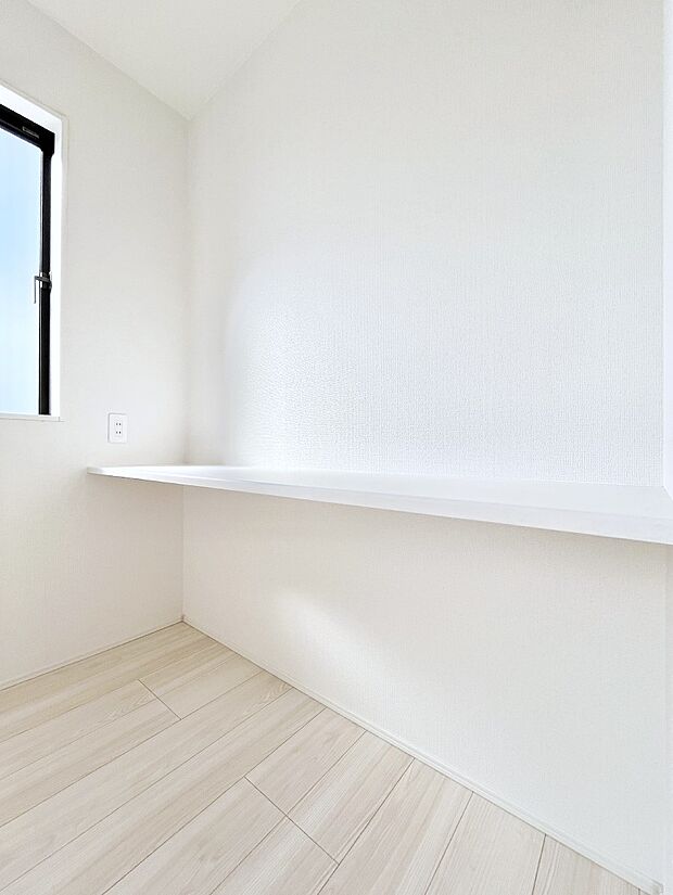 【洋室】洋室には読書や在宅ワークに便利なカウンター付き