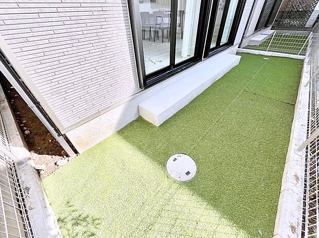 【庭】プランターを並べて季節のお花を楽しめるお庭付き。