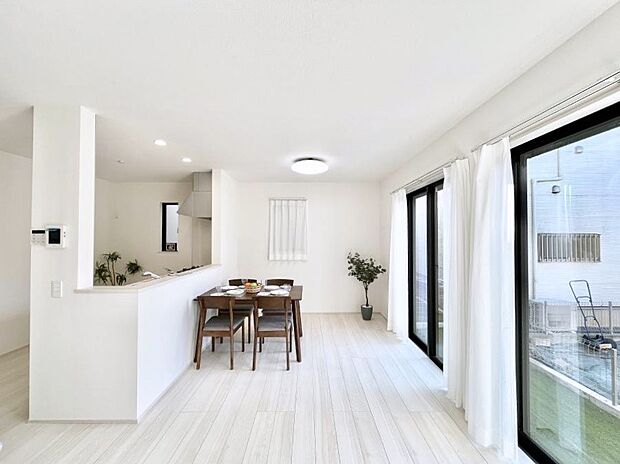 【リビングダイニング】明るい陽光が注ぎ、寛ぎの雰囲気に満たされるリビング・ダイニング。