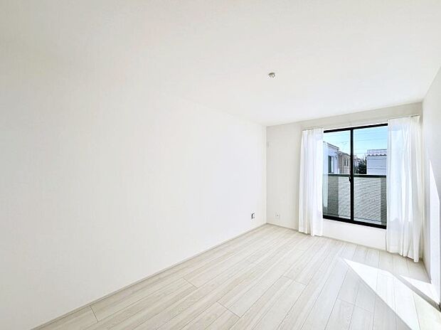 【寝室】使いやすい形でベットや家具の置き方にも困ることもありません。