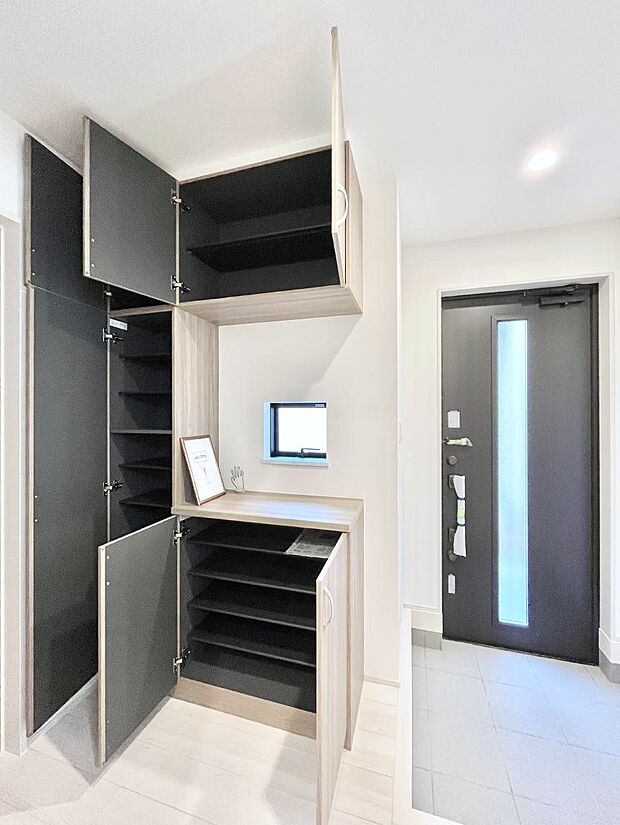 【玄関】天井まである玄関収納で、家族全員の靴もすっきり収納!