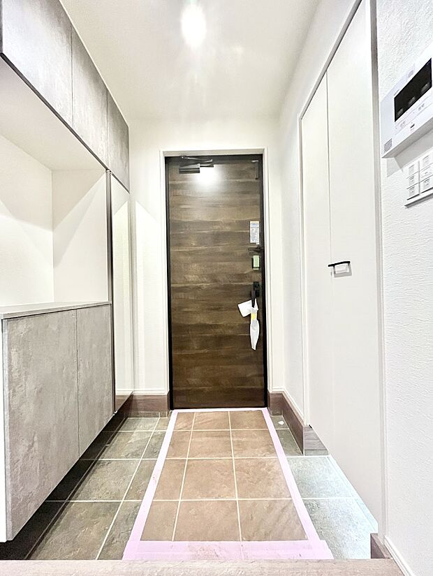 【玄関】明るい玄関はお客様をお出迎えするのにぴったりです!