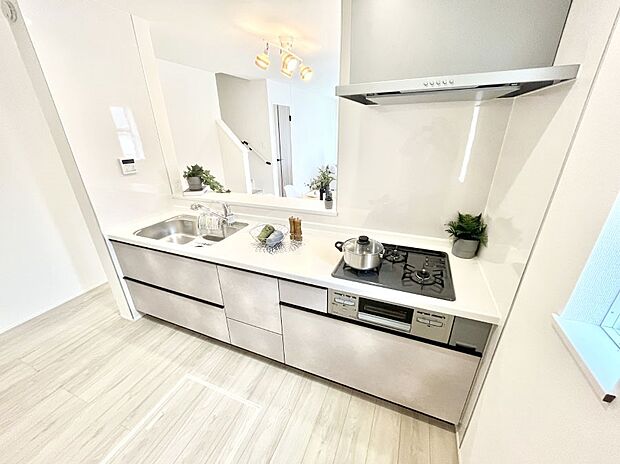 【ダイニングキッチン】料理をしながらでもご家族との会話を楽しめる対面キッチン