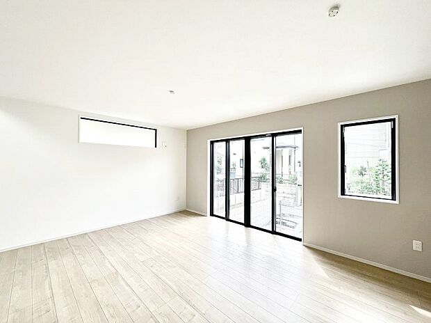 【リビングダイニング】大きな窓からたっぷりの陽光と風を感じられるリビング