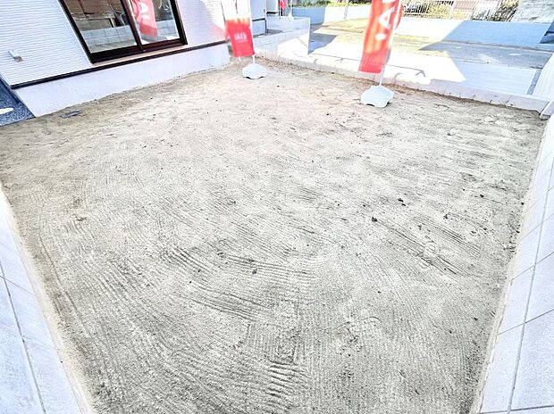 【庭】ガーデニングや家庭菜園も楽しめるお庭付き。