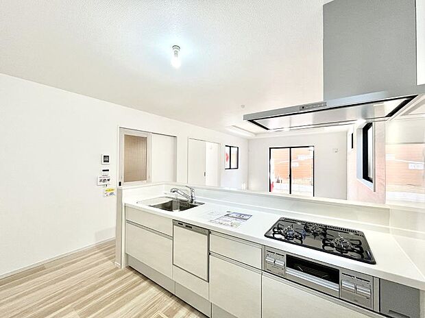 【ダイニングキッチン】料理をしながらでもご家族との会話を楽しめる対面キッチン