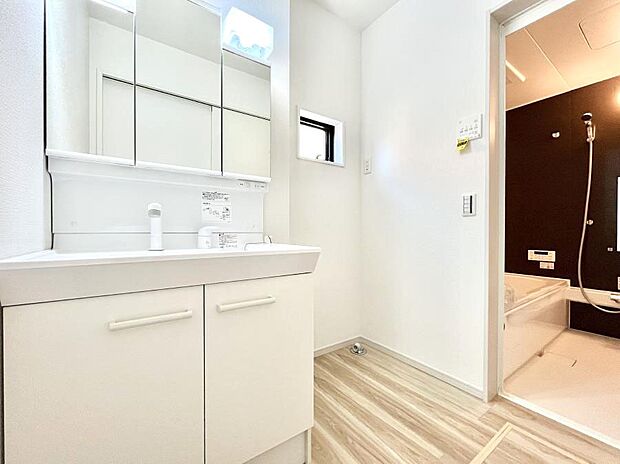 【脱衣場】清潔感のある快適空間です。毎日の身支度も気持ち良くお使い頂けます。 