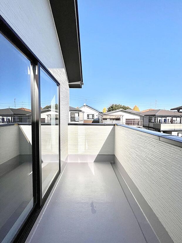 【バルコニー】暖かな陽光が降り注ぐバルコニーはお洗濯におすすめ。爽やかな風も心地よいです。 