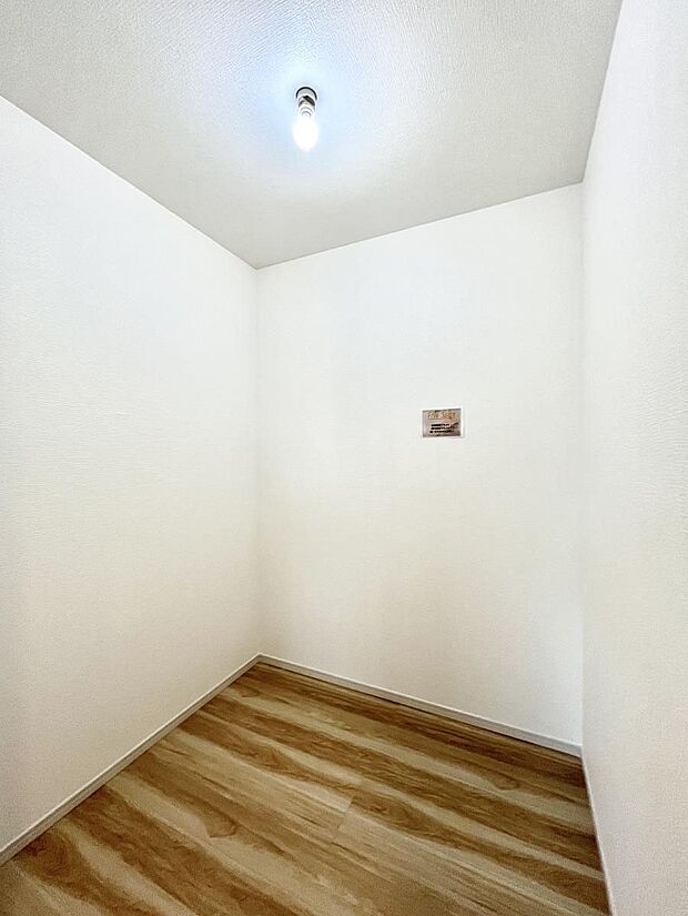 【納戸】たっぷりの納戸スペースで快適に暮らせそう   