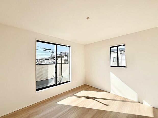 【寝室】明るいバルコニーサイドに洋室を設置。目覚めの良い寝室に。