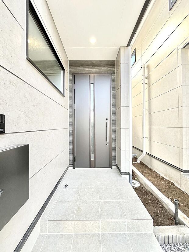 【玄関】大切な家族、来客を出迎える玄関。