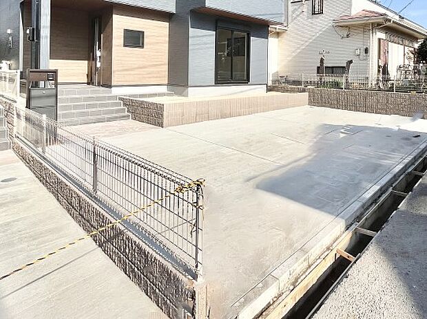 【駐車場】駐車2台可能！急なお客様の駐車に。また、ご家族の自転車スペースとしても大活躍。