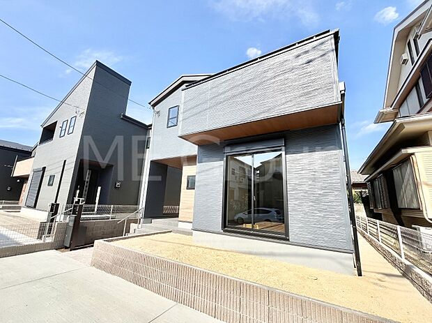 【現地外観写真】シンプルで落ち着きのある建物は住むかたの個性でオリジナルなものになっていきます。