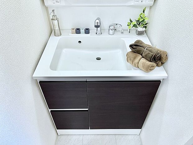 【シャワー水栓】ハンドシャワー付き！使いやすい洗面台。