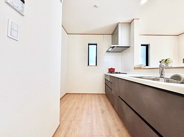 【ダイニングキッチン】爽やかな風が通り抜けるキッチン。窓があるので明るく換気にも役立ちます。