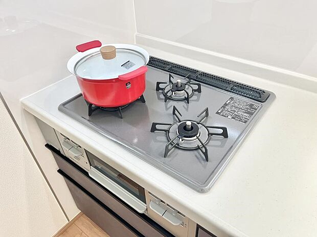 【Siセンサーコンロ】ガスコンロはSiセンサー搭載。火力調節や焦げ付き・消し忘れも防いでくれます。