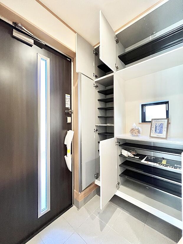 【シューズボックス】たっぷり収納できるシューズボックス。