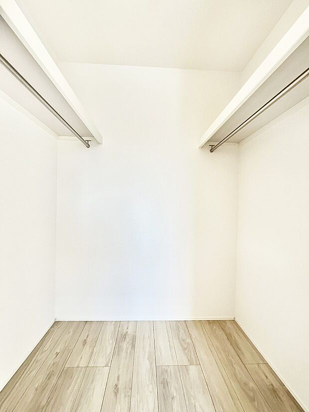 【ウォークインクローゼット】衣類をハンガーに掛けたまま収納できるWIC。衣類の整理整頓がしやすくて便利です!