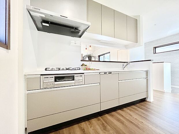 【ダイニングキッチン】ゆとりあるキッチンではご家族と楽しくお料理ができます。