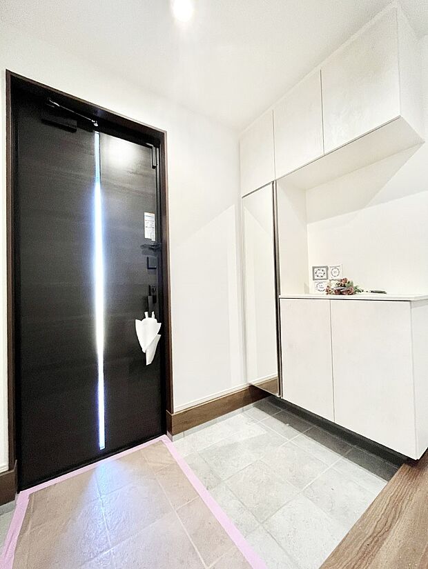 【玄関】明るい玄関はお客様をお出迎えするのにぴったりです!