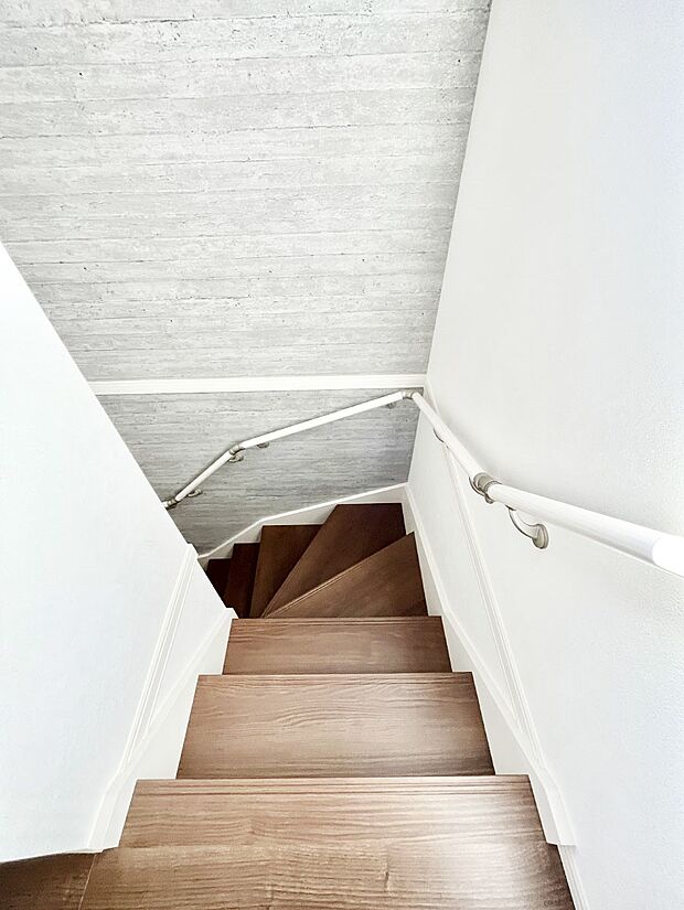 【その他内観】安全性を考慮し階段には手すりを設置しています