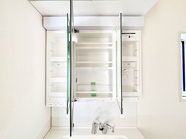 【三面鏡裏収納】三面鏡の裏に、化粧品や衛生用品などを収納可能。洗面台をすっきりと保ちます!