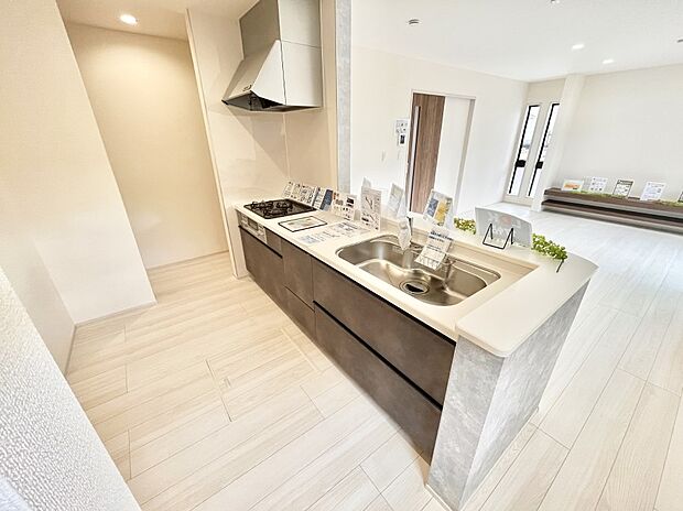 【ダイニングキッチン】毎日使うキッチンだから、使いやすさ&お手入れのしやすさにこだわりました。