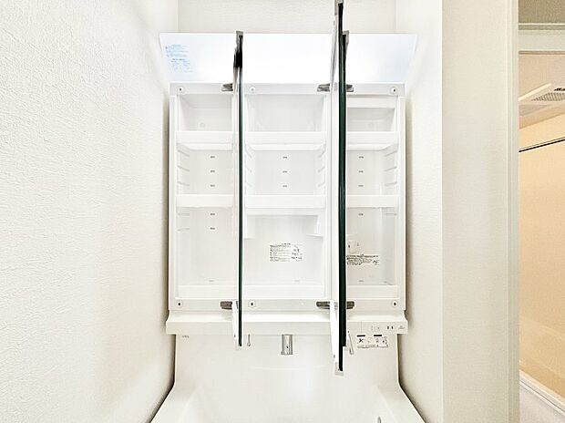 【三面鏡裏収納】三面鏡の裏に、化粧品や衛生用品などを収納可能。洗面台をすっきりと保ちます!