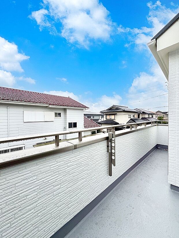 【バルコニー】広々バルコニーでお洗濯物が気持ちよく乾きます。