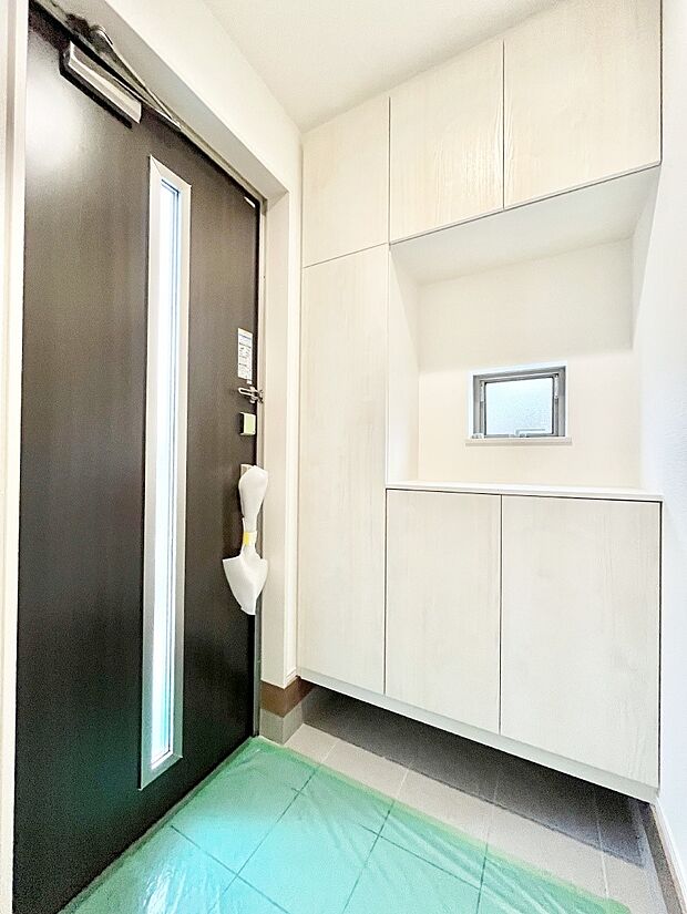 【玄関】ガラススリットの入った玄関ドアが室内に光を届けてくれます