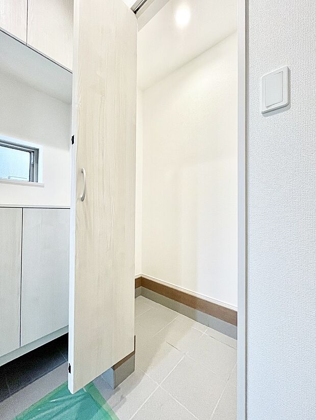 【収納】シューズインクローク付き!雨具やベビーカーも置けます。