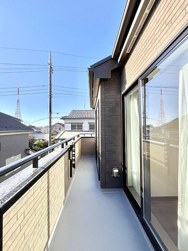 【バルコニー】南向きのバルコニー!ご家族の洗濯物はもちろん、お布団もたっぷり干せます!