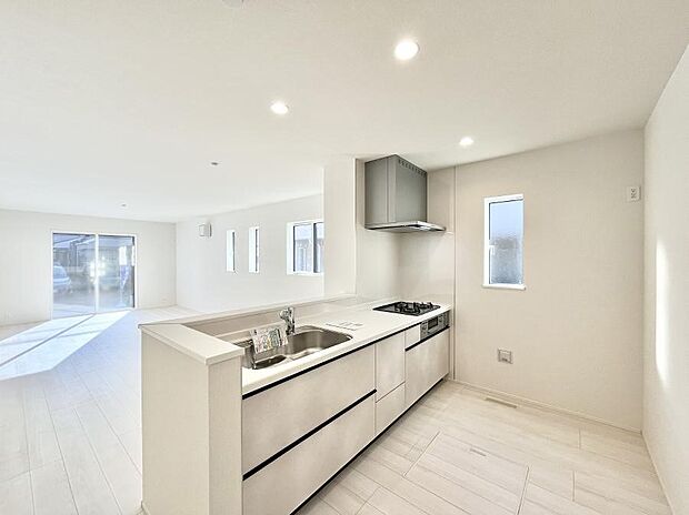 【ダイニングキッチン】料理をしながらご家族との会話を楽しめる対面カウンターキッチン