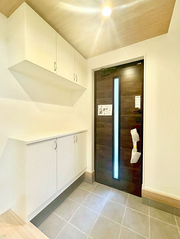 【玄関】家族の帰宅やお客様をあたたかく迎える玄関