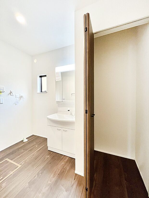 【洗面室収納】洗面室にも収納スペースがあって便利です!