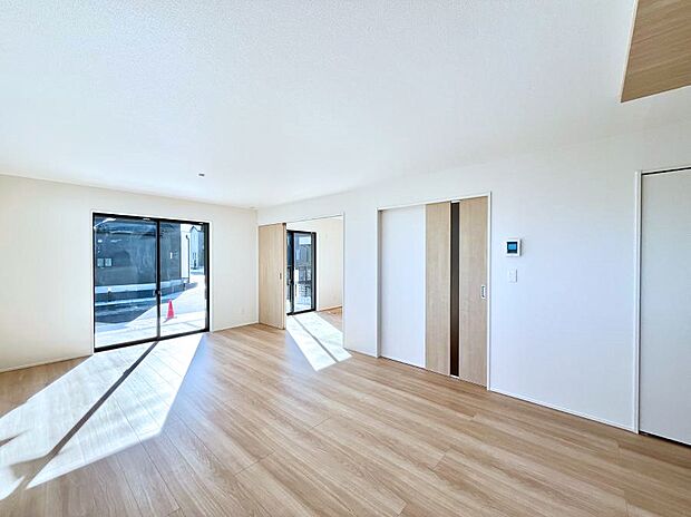 【リビングダイニング】大きな窓からたっぷりの陽光と風を感じられるリビング