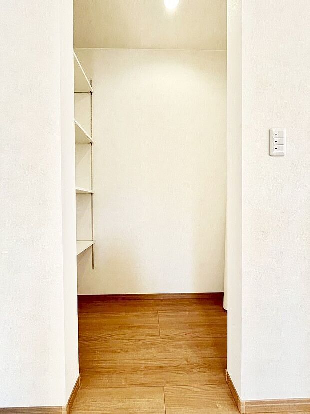 【パントリー】食品のストックや調理器具の保管に便利な可動棚付きパントリー