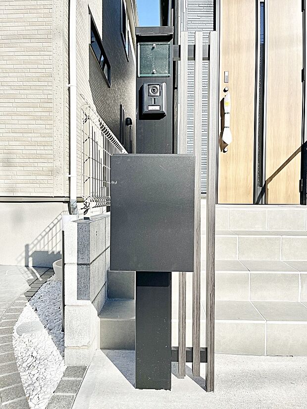 【その他現地】表札・インターホン・ポストをひとつに集約。エントランスになじむシンプルデザイン。