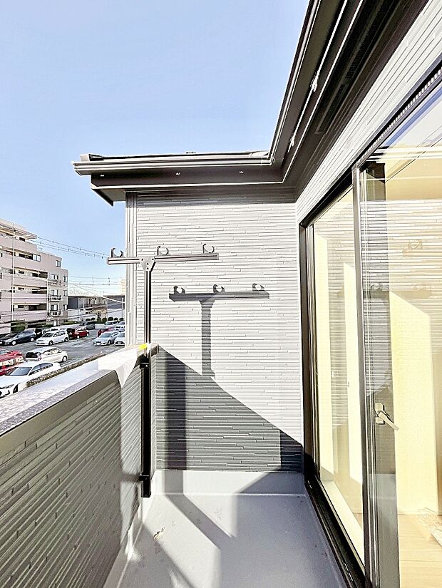 【バルコニー】広々バルコニーでお洗濯物が気持ちよく乾きます。