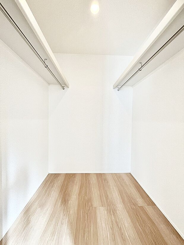 【ウォークインクローゼット】衣類をハンガーに掛けたまま収納できるWIC。衣類の整理整頓がしやすくて便利です!