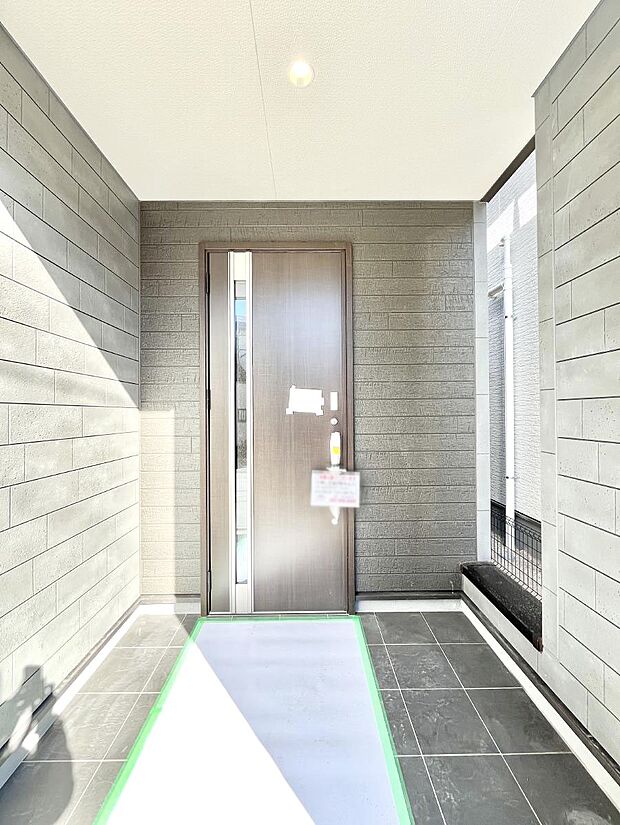 【玄関】大切な家族、来客を出迎える玄関。