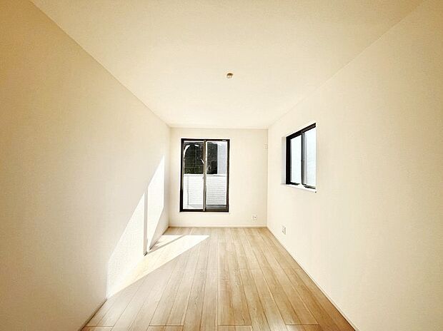 【寝室】明るいバルコニーサイドに洋室を設置。目覚めの良い寝室に。