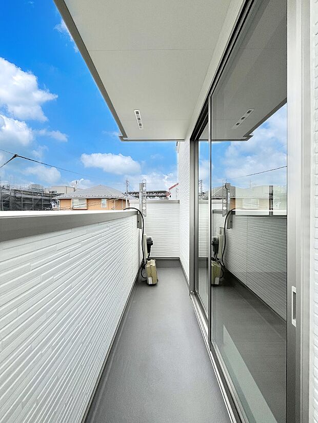 【バルコニー】ゆったりバルコニーだから沢山お洗濯ものを干せます。