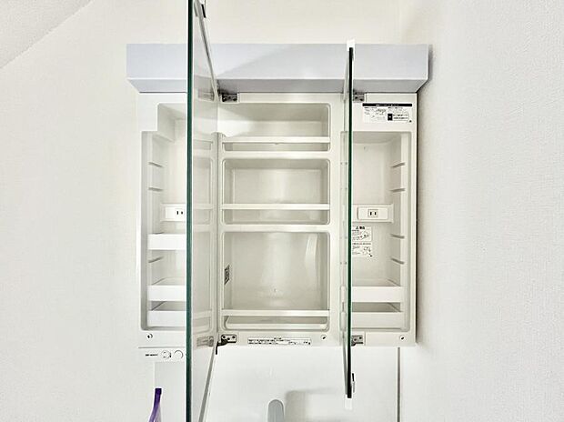 【三面鏡裏収納】三面鏡の裏に、化粧品や衛生用品などを収納可能。洗面台をすっきりと保ちます!